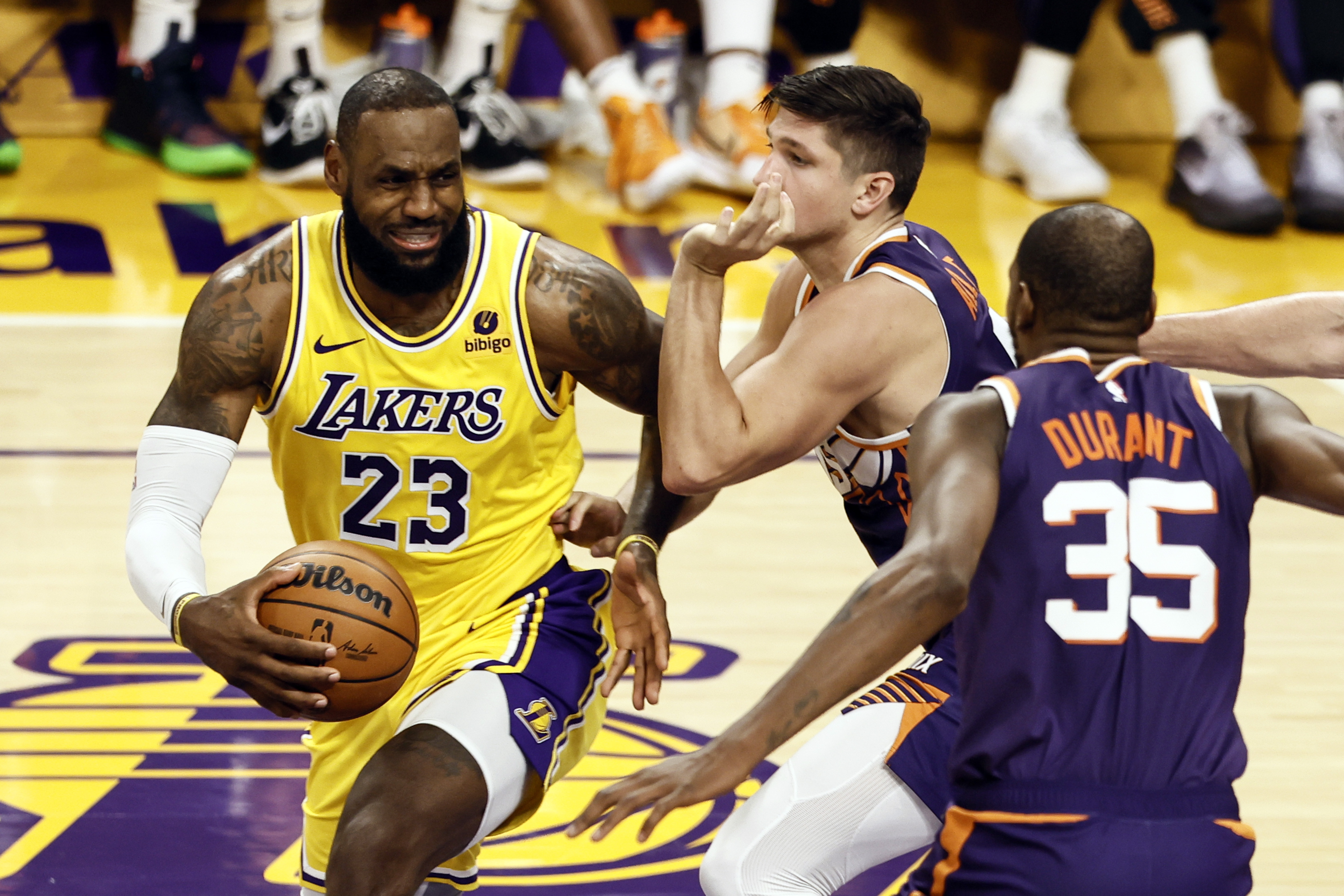 Lakers secure victory over Phoenix following Davis' double-double