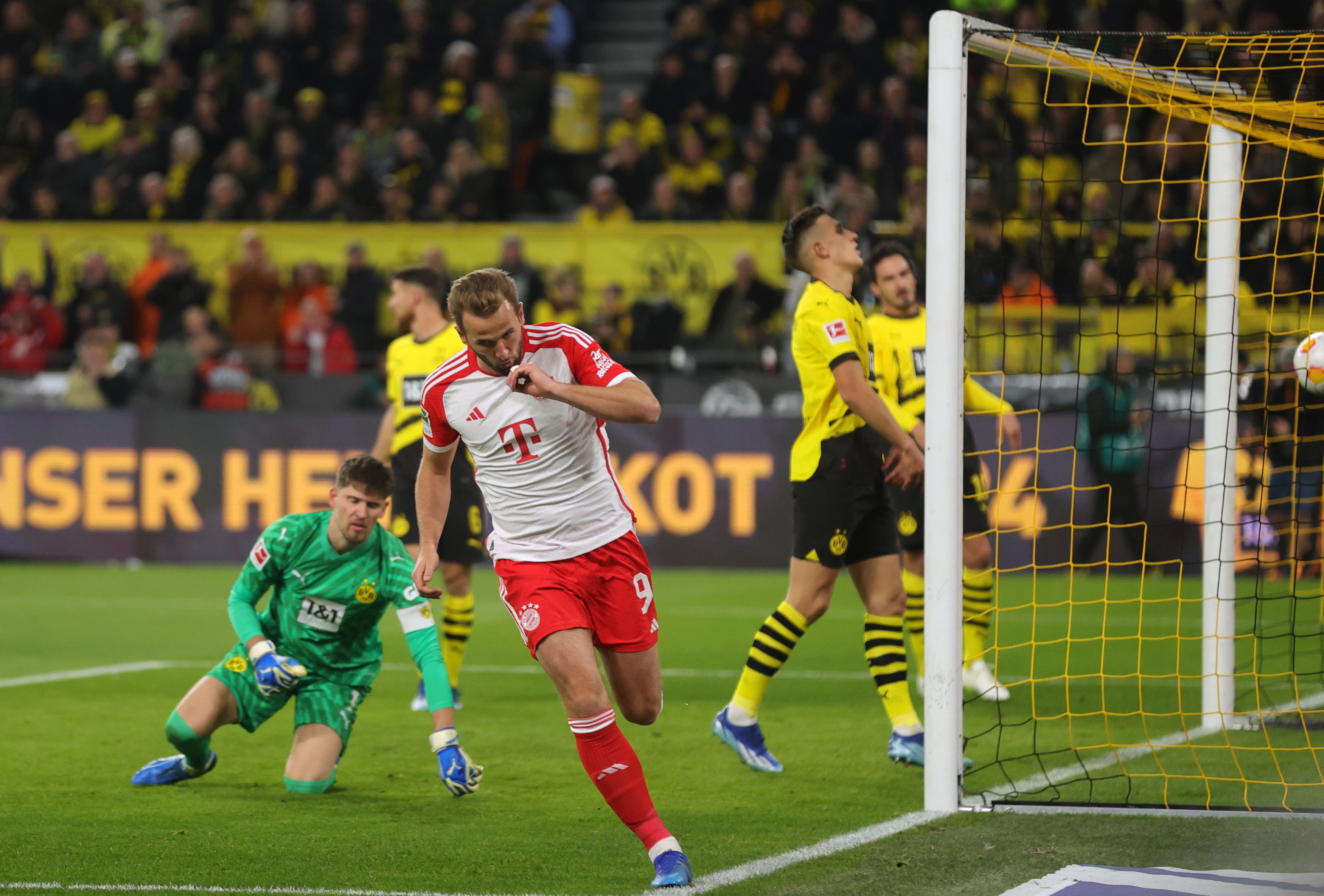 Kane's hat-trick leads Bayern to a convincing win in Der Klassiker
