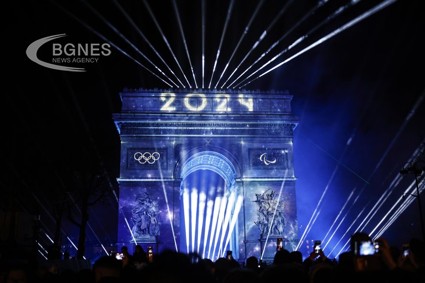 Hundreds of thousands welcomed the New Year with an unprecedented show on the Champs-Elysées