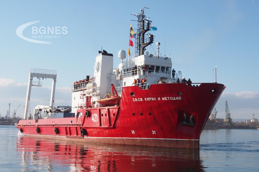 Bulgarian polar research vessel rescued a yacht in distress off the Drake Passage