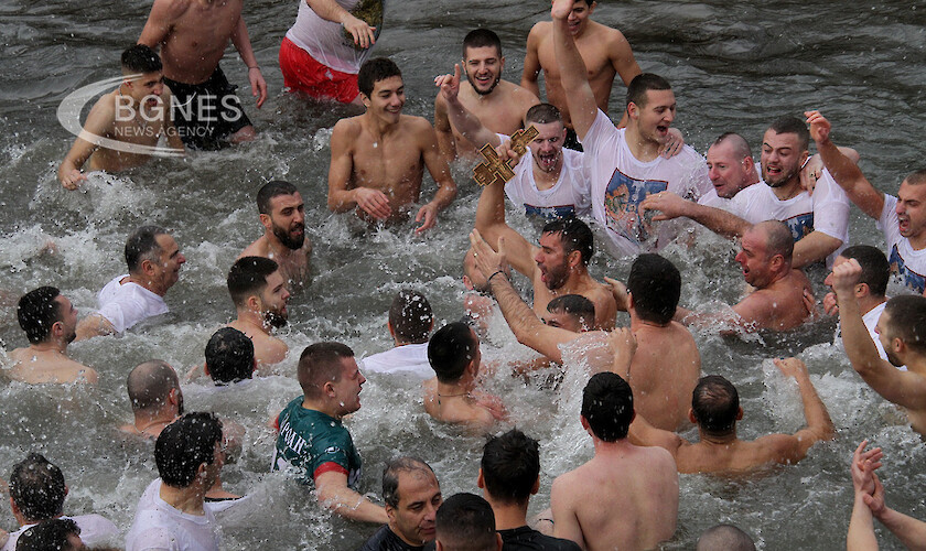 Hundreds of daredevils "saved" the cross in the icy waters