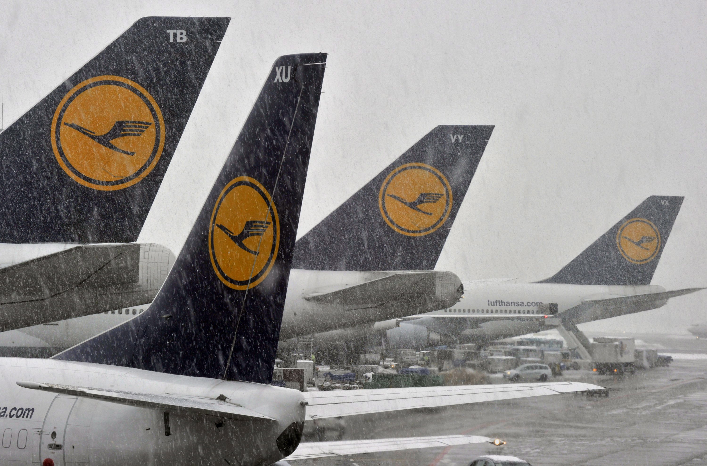 Heavy snowfall blocks transport in Europe