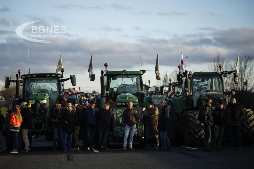 French farmers lift roadblocks