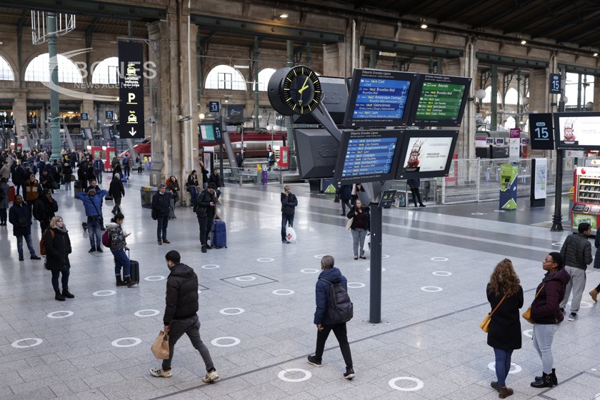 Security plans for Paris Olympics stolen from French train