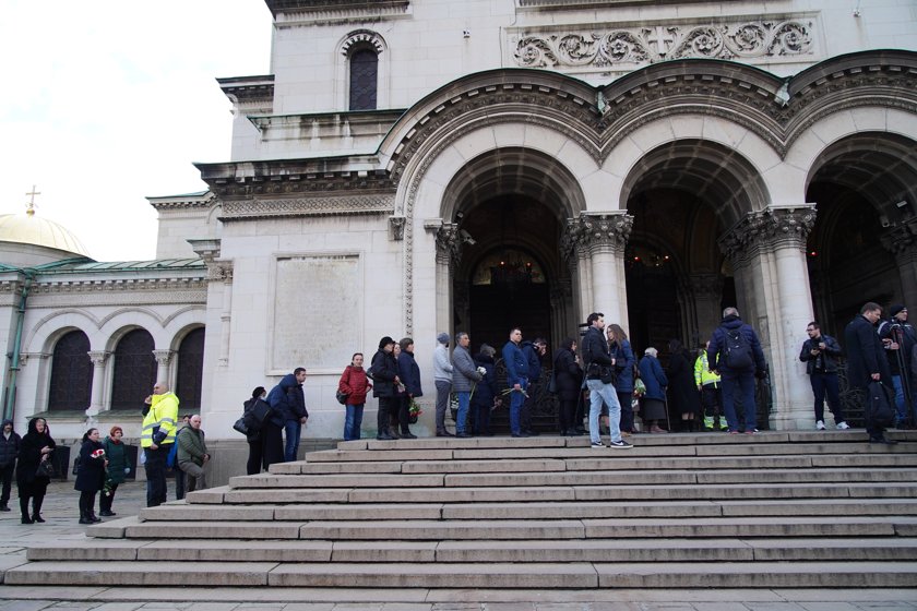 Laity queue up to pay homage to the mortal remains of the Bulgarian Patriarch