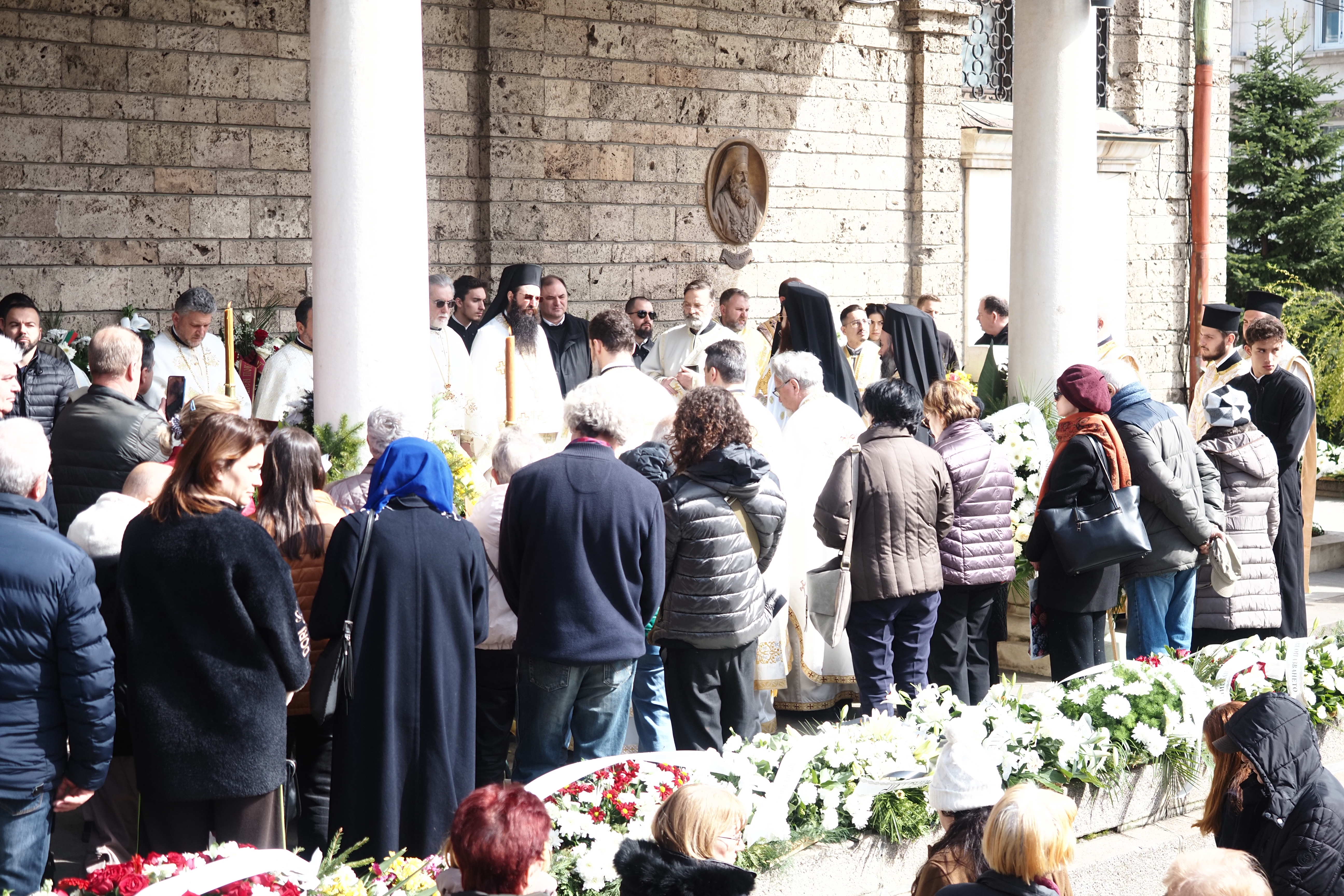 A queue of citizens at the grave of the late Bulgarian Patriarch Neophyte