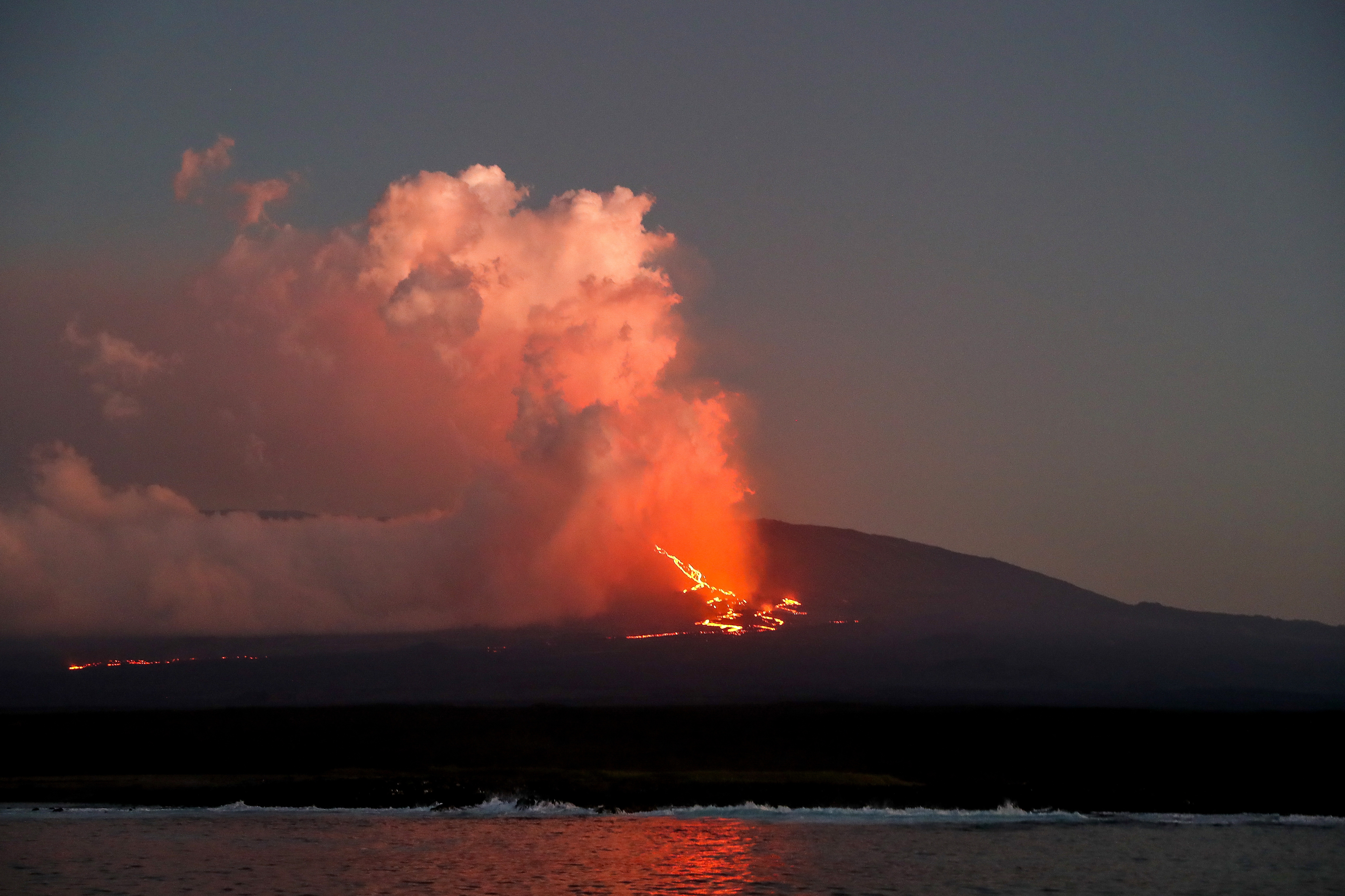 Lava from the Icelandic volcano continues to advance