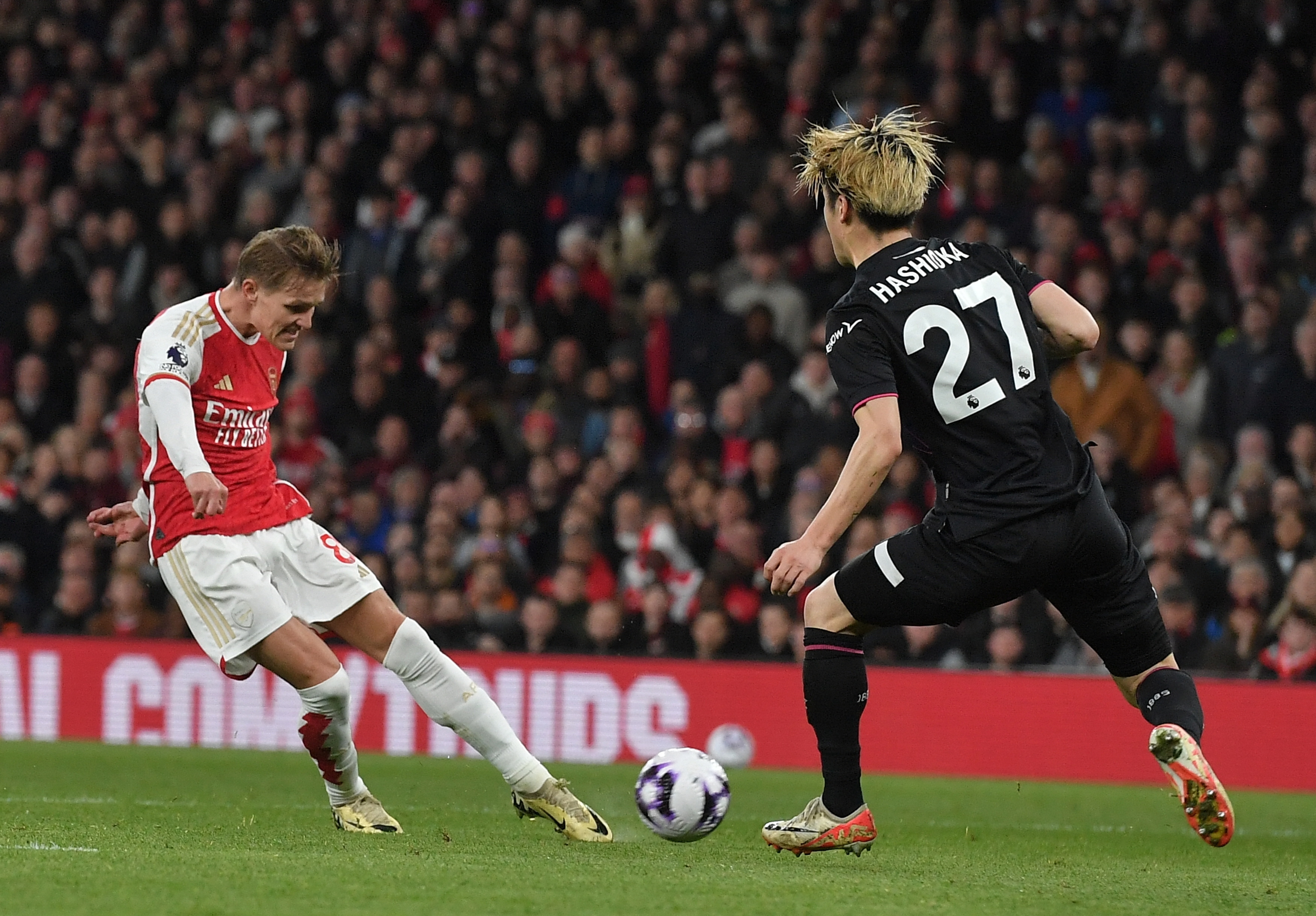 Arsenal again on top of the Premier League, City cruises past Aston Villa