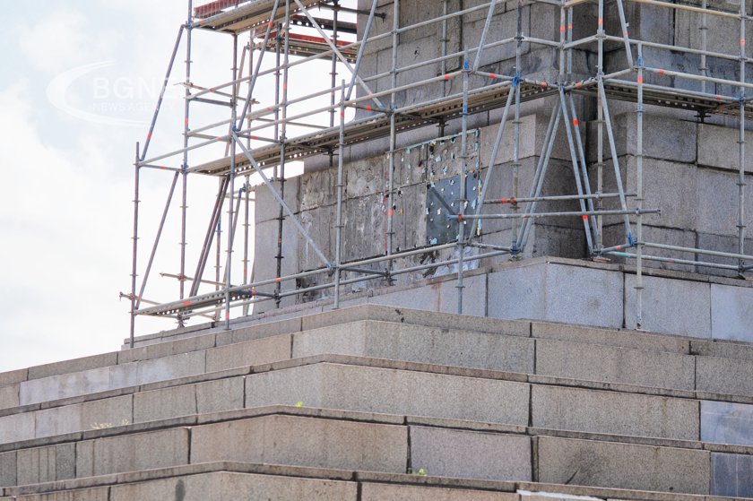 The Dismantling of the Monument to the Soviet Army in Sofia Continues