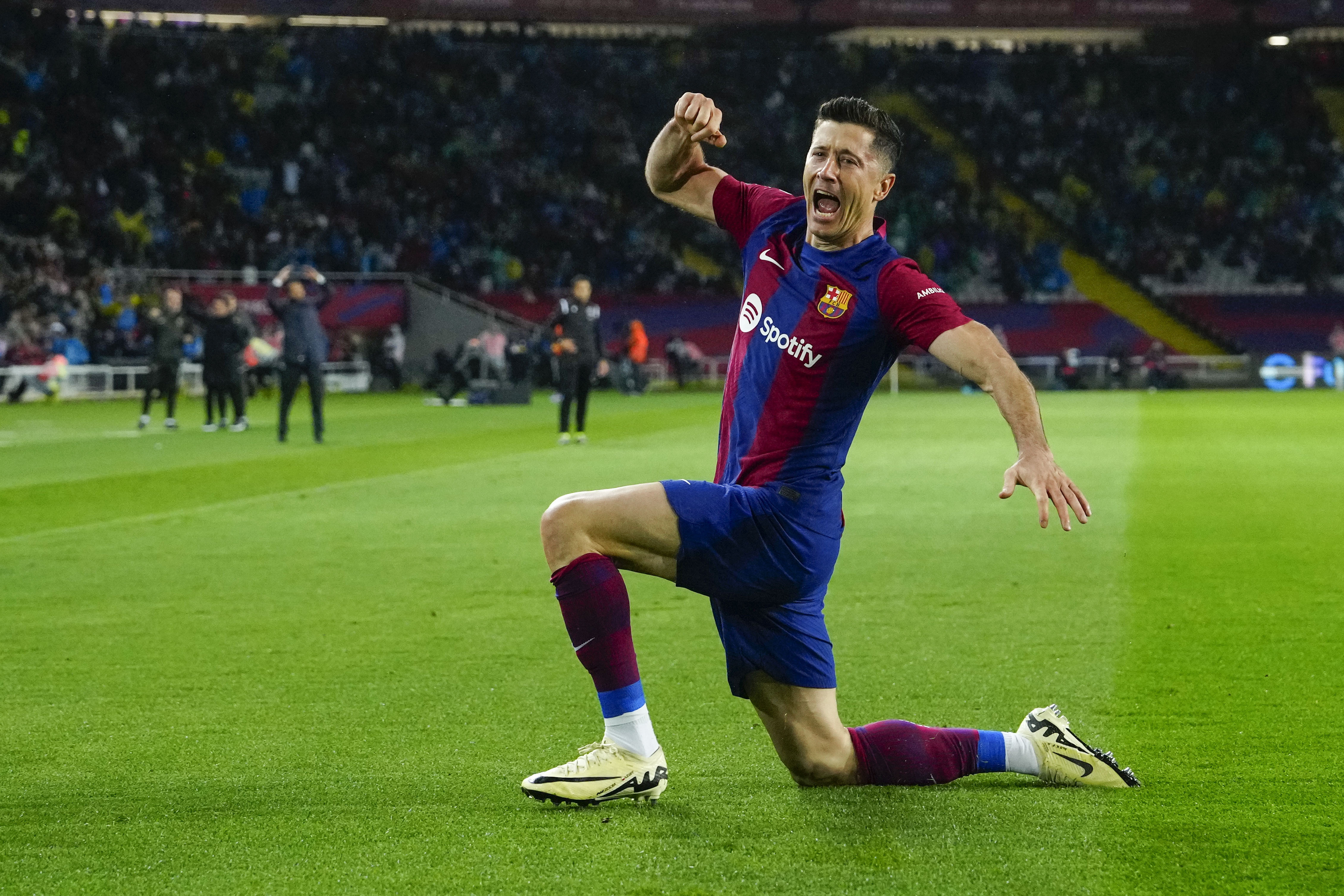Lewandowski hat-trick leads Barca to win over 10-man Valencia