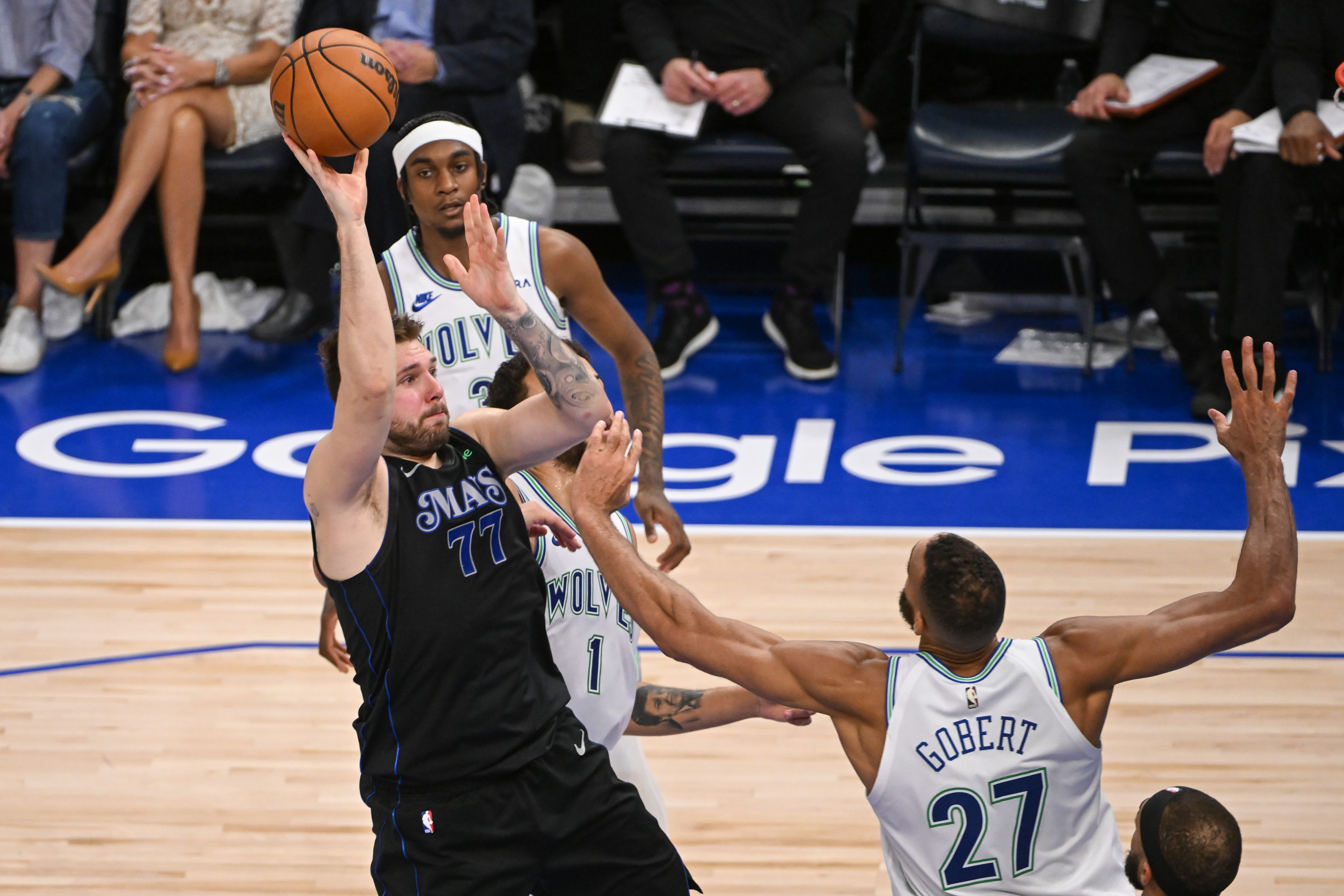 Luka Donic shocks Minnesota three seconds before the end