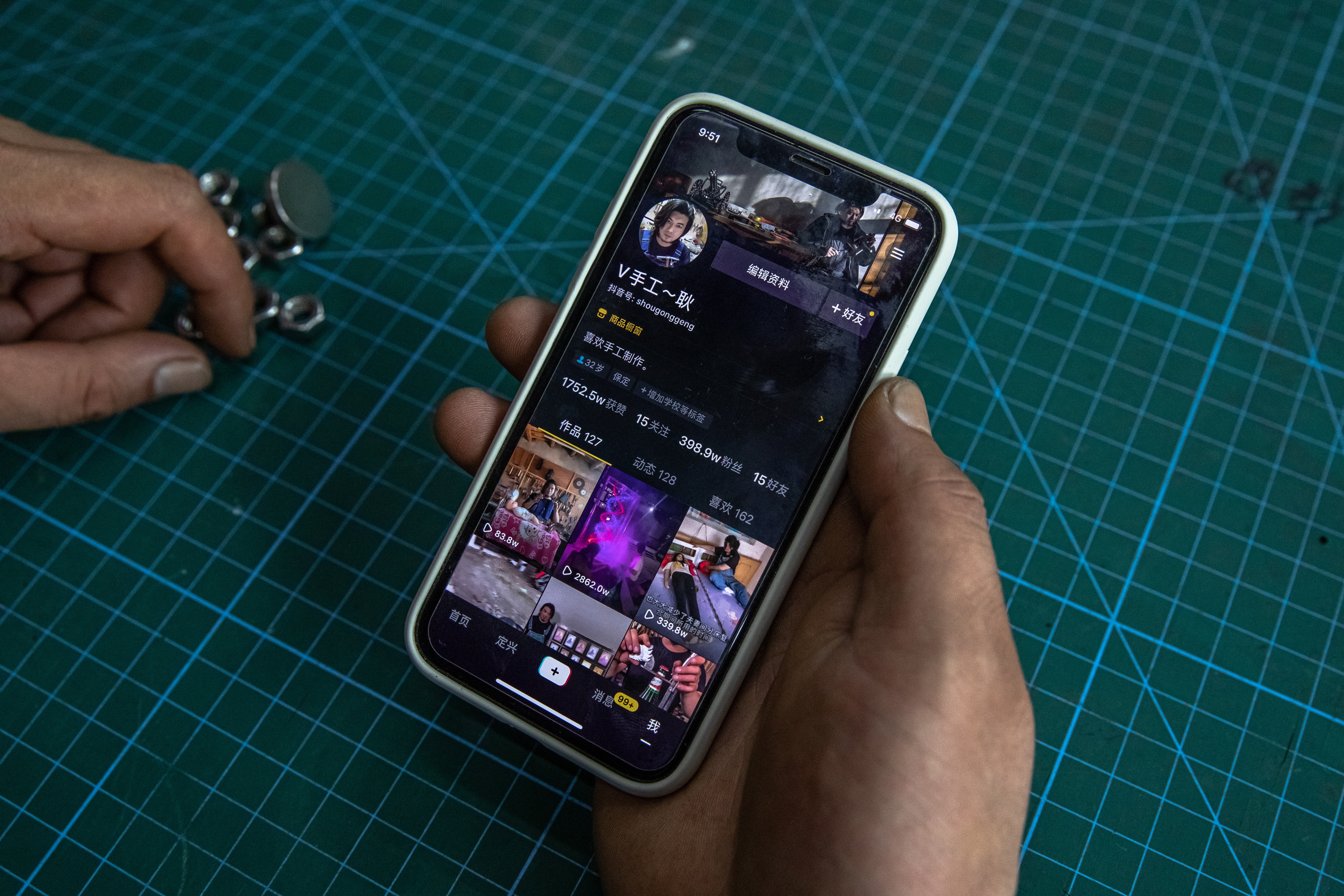 China blocks 'extravagant' influencer accounts