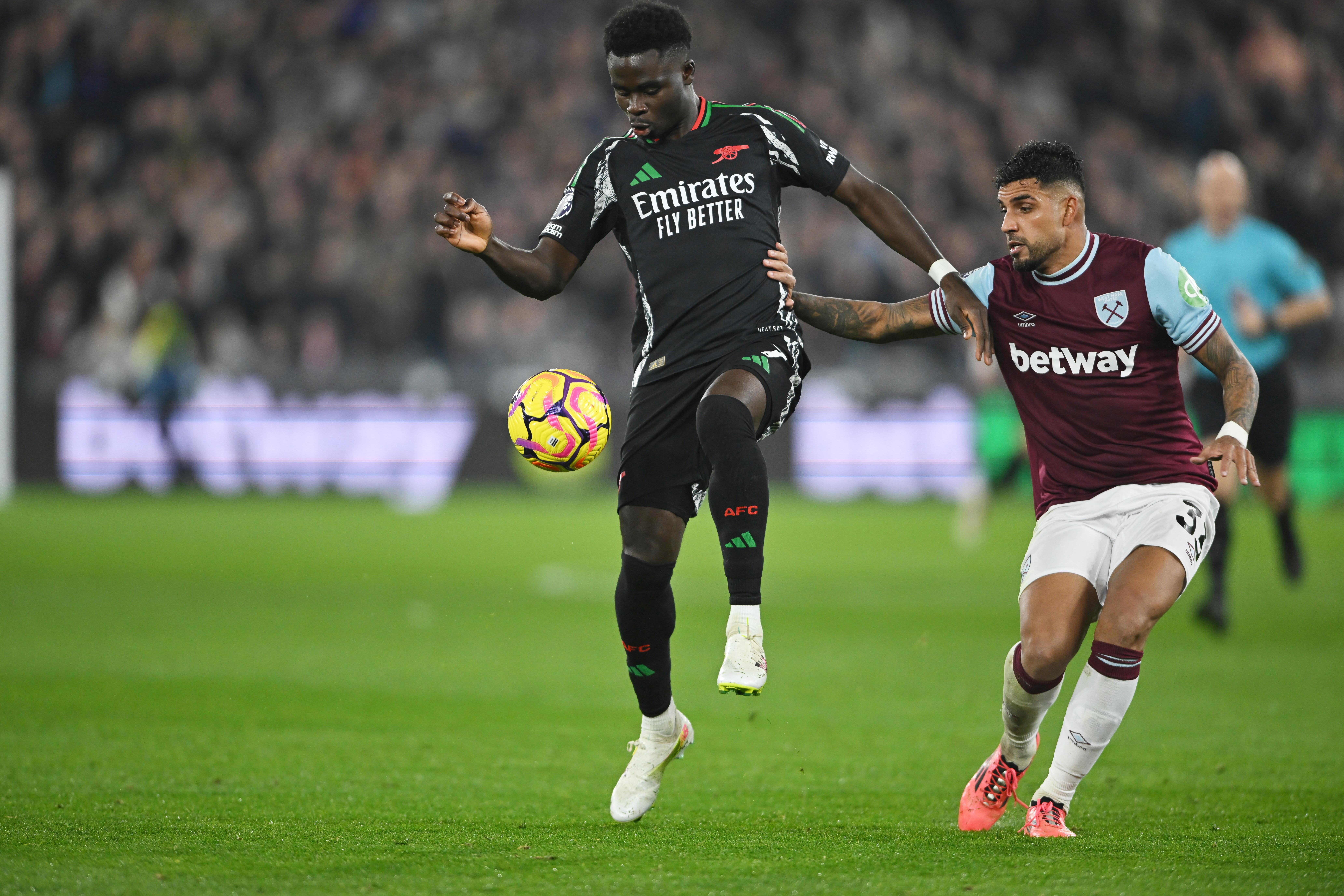 Arsenal close gap to top spot after seven-goal first half show with West Ham