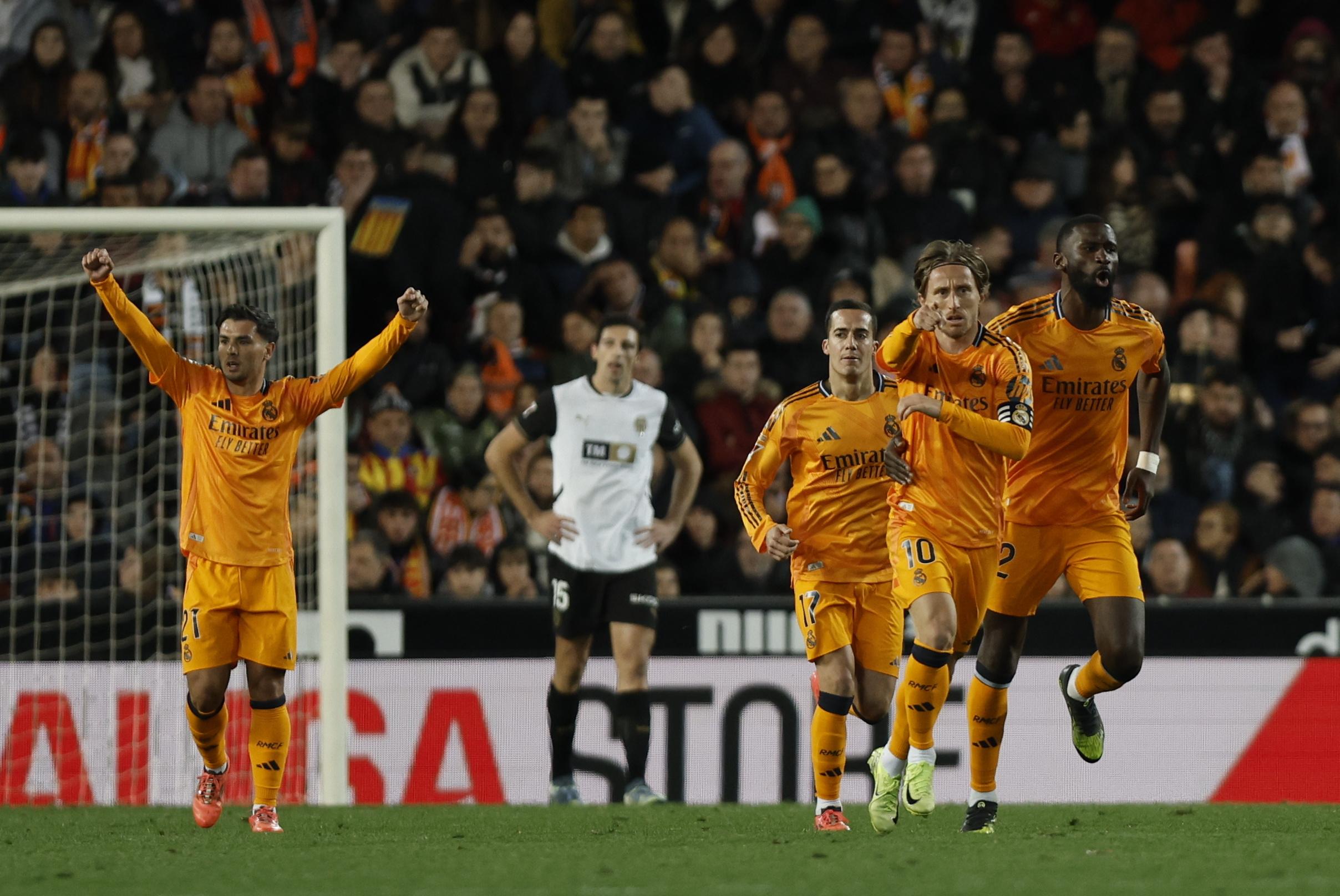 Real Madrid overturn Valencia in the end and take the lead in Spain