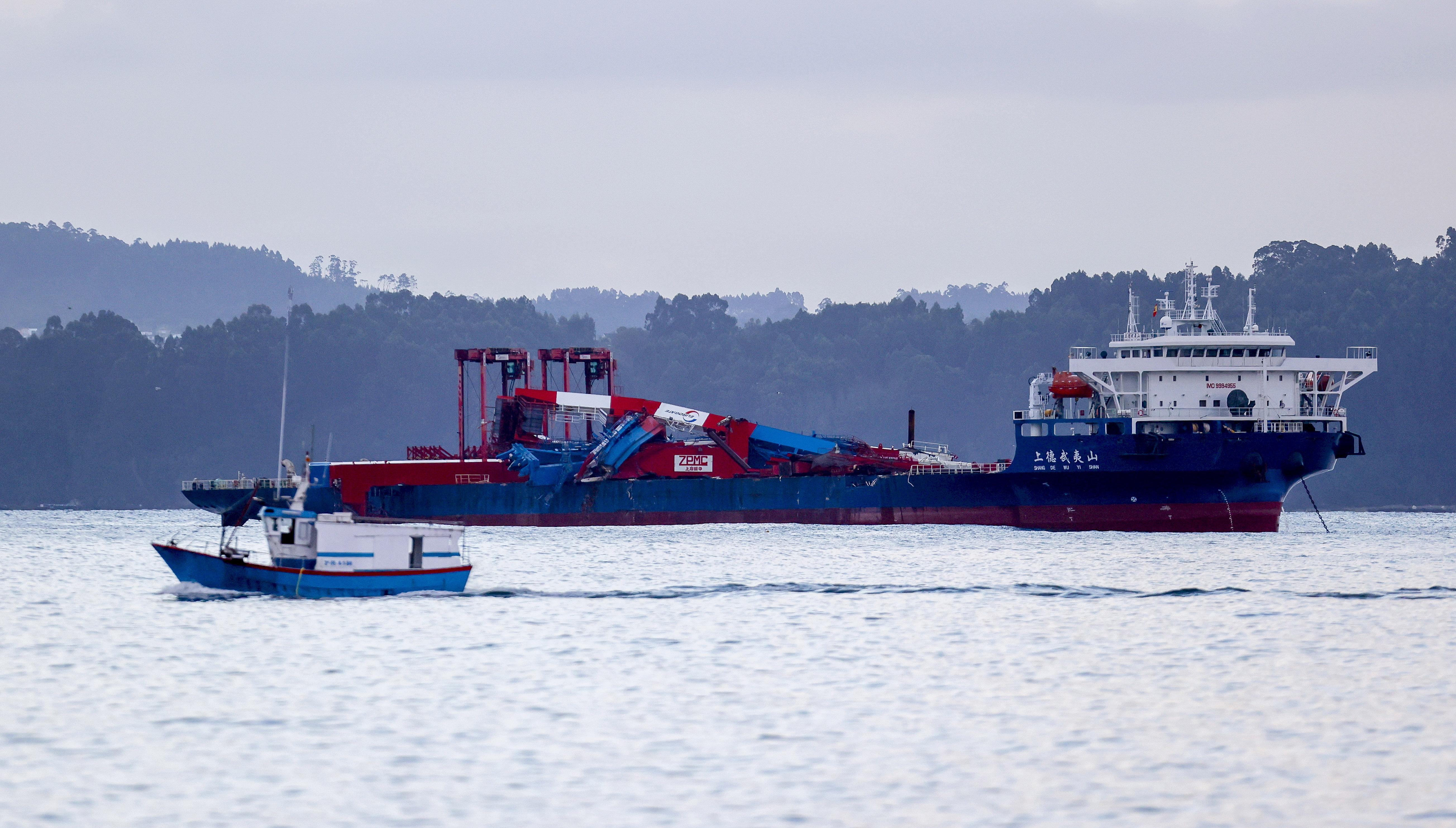 How would a global tariff war affect supply chains?