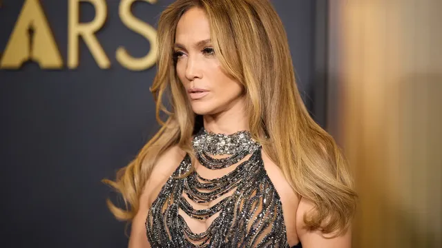 Jennifer Lopez confronts paparazzi who got too close to her child