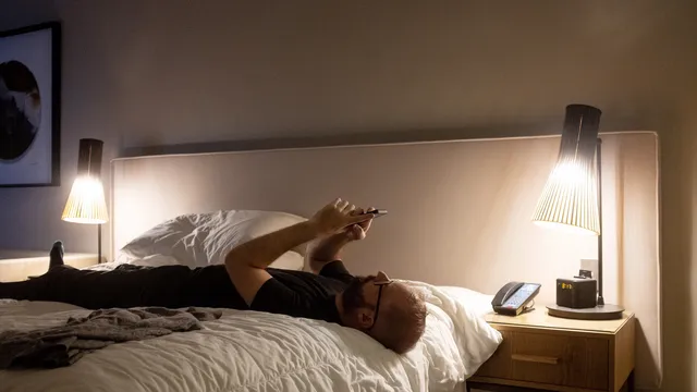 1 hour on the phone in bed increases risk of insomnia by 59%