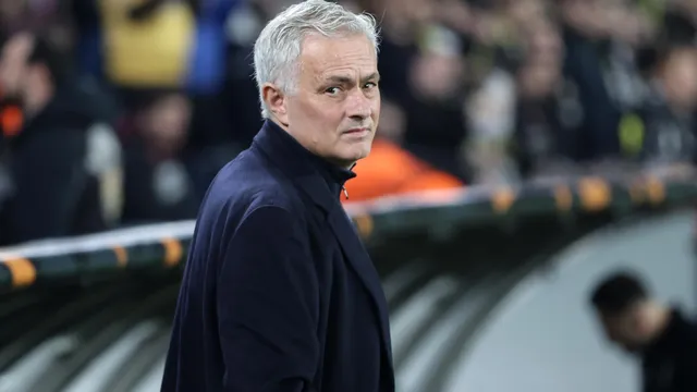 Mourinho in trouble again as he pinched Galatasaray's head coach's nose
