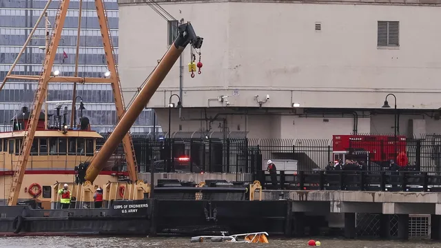 6 dead in New York Hudson River helicopter crash