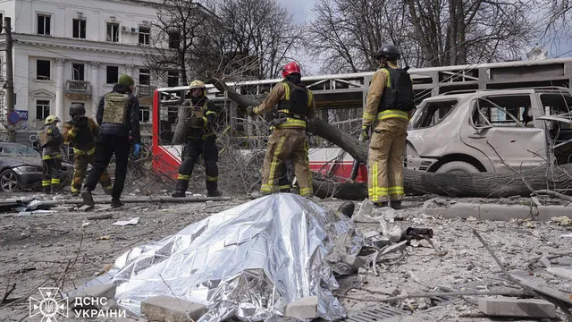 Russian strike kills at least 30 people and injures over 80 in Ukrainian town of Sumy