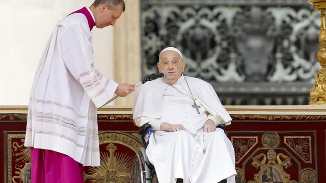 Recovering Pope delights crowd in Vatican square