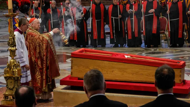 Pope Francis' coffin arrives at St Peter's Basilica
