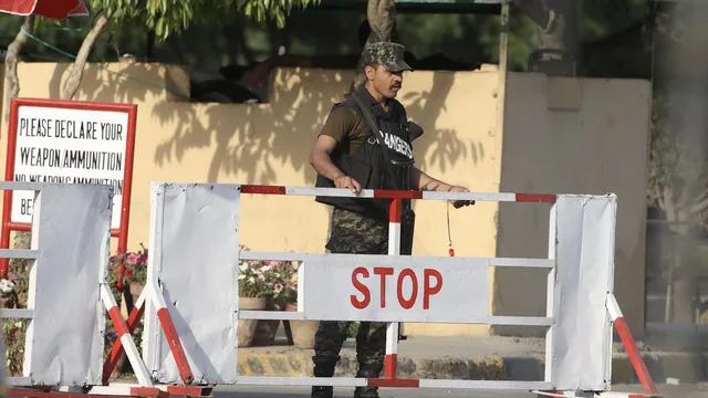 Pakistan and India troops exchange fire in Kashmir