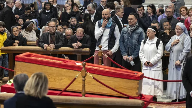Vatican: Over 128,000 have paid tribute to Pope Francis so far 