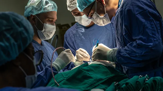 US surgeons perform first-ever successful bladder transplant