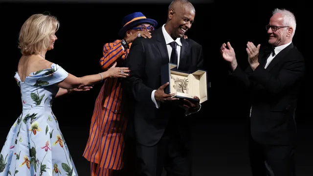 Denzel Washington has a run-in with a photographer before receiving an award in Cannes