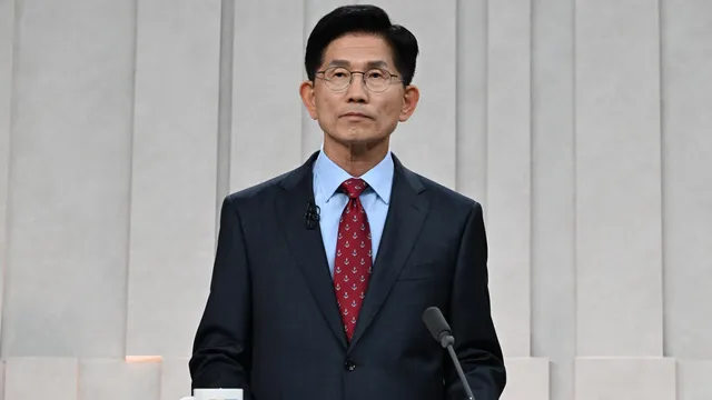 Conservative presidential candidate Kim Moon-soo emerges from the shadow of Yoon Suk-yeol