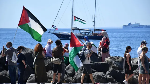 Gaza aid boat to continue "until the very last moment"