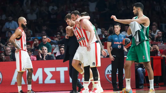 Olympiacos triumphs in the Greek championship after a tense final against PAO and an injury to Vezenkov