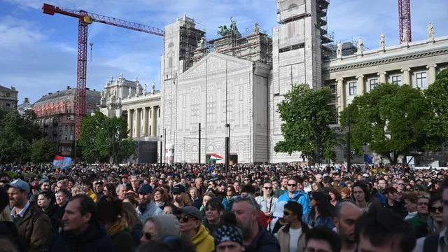 15,000 protest against Orban, including writers, journalists, actors and musicians