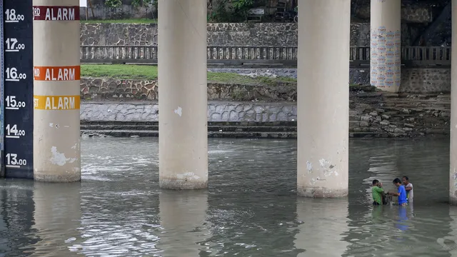 China evacuates tens of thousands before being battered by Typhoon Utip
