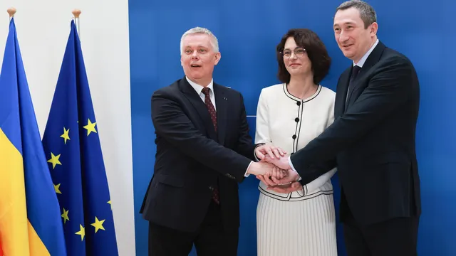 The EU extends the right of residence for Ukrainian refugees until March 2027.