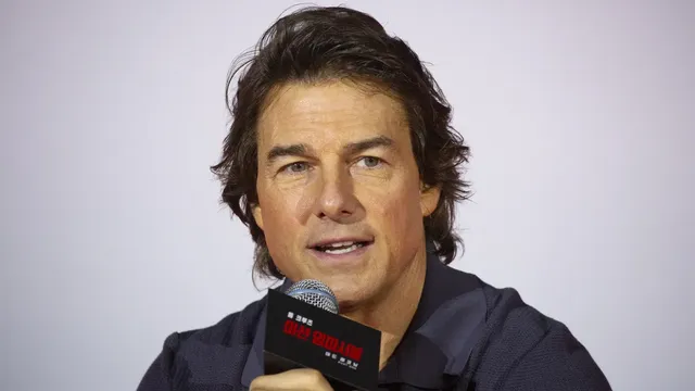 Tom Cruise with an honorary Oscar for the first time in his career