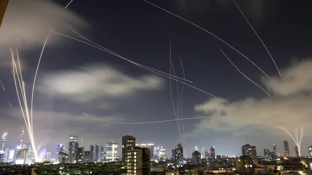 Iran attacks Israel with hypersonic missiles 