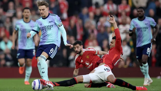 Manchester United hosts Arsenal in opening Premier League weekend