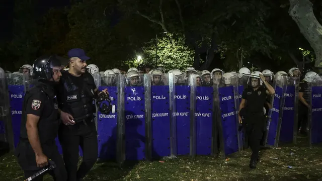 Turkey detains former mayor of Izmir and over 100 opposition figures