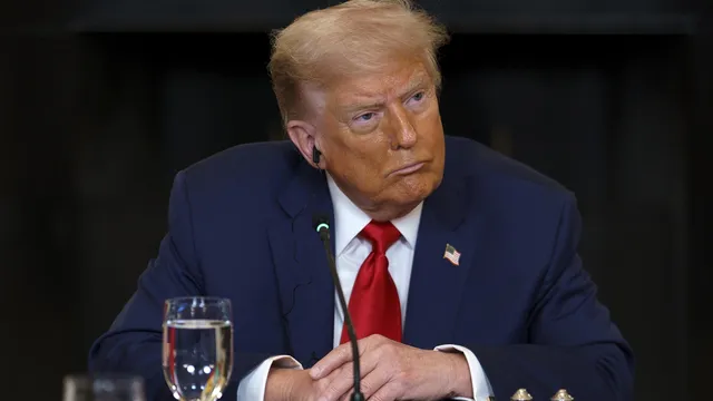 Trump threatens Canada with 35 percent tariff rate starting Aug 1