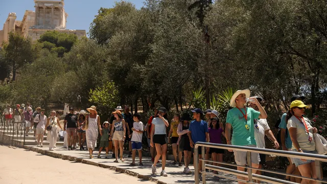 Temperatures remain high across mainland Greece