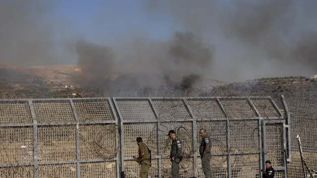 Israel strikes Syria, US hopes for de-escalation