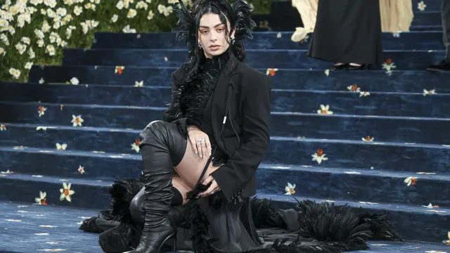 Charli XCX marries Тhe 1975 drummer