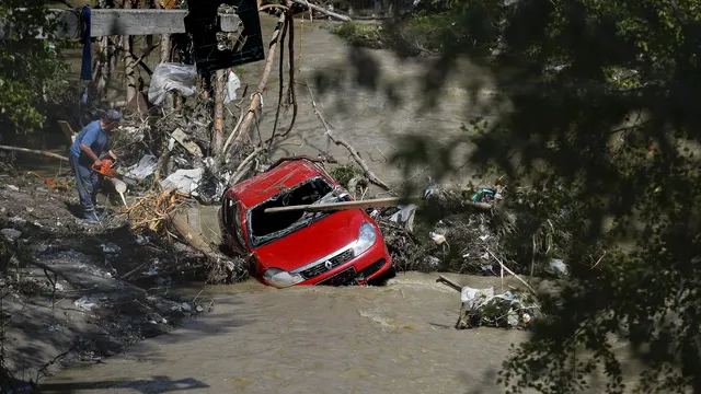Floods in northeastern Romania claim the lives of three people