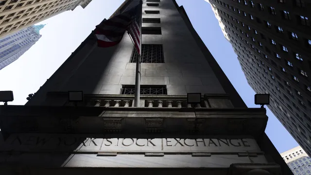 Weak Jobs Data Sinks Wall Street