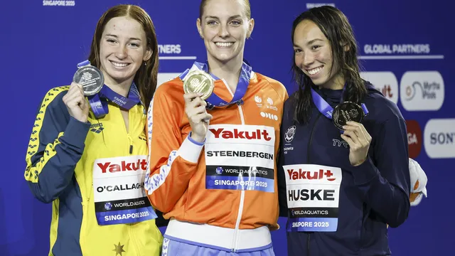 Marrit Steenbergen defends women's 100m freestyle world title