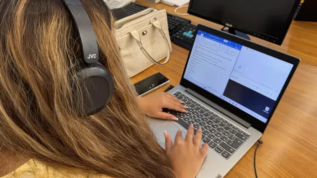 Headphones with a mind-computer interface eliminate loss of concentration