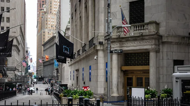 Wall Street Stocks Decline Ahead of U.S. Inflation Data