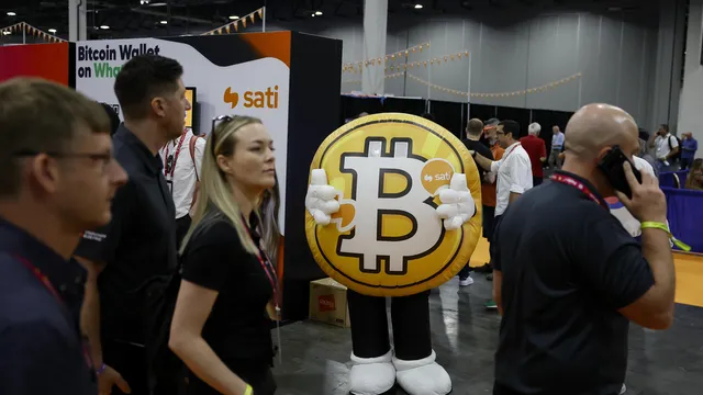 Bitcoin breaks record, surpassing 124,000 USD